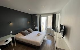 Studio flambant neuf, calme & balcon